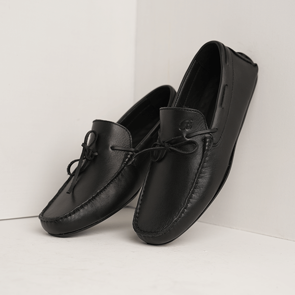 Royale Leather Bow Driving Moccasin in Black — another angle