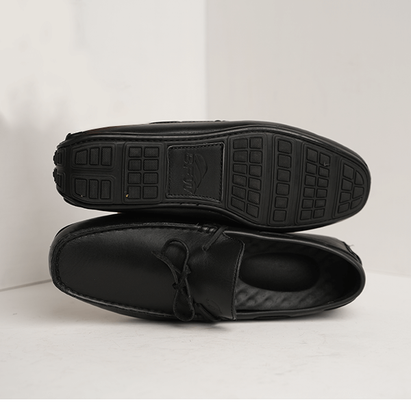 Royale Leather Bow Driving Moccasin in Black — rubber sole