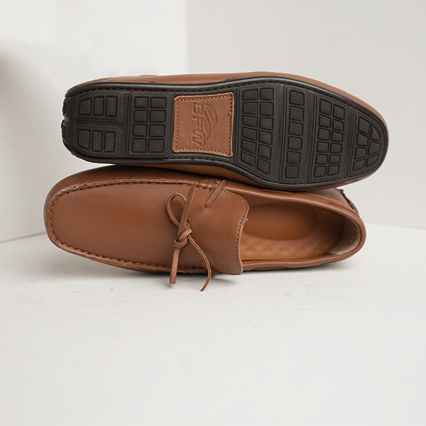 Royale Leather Bow Driving Moccasin in Tan — rubber sole