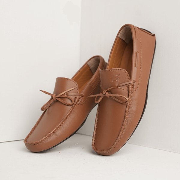 Royale Leather Bow Driving Moccasin in Tan